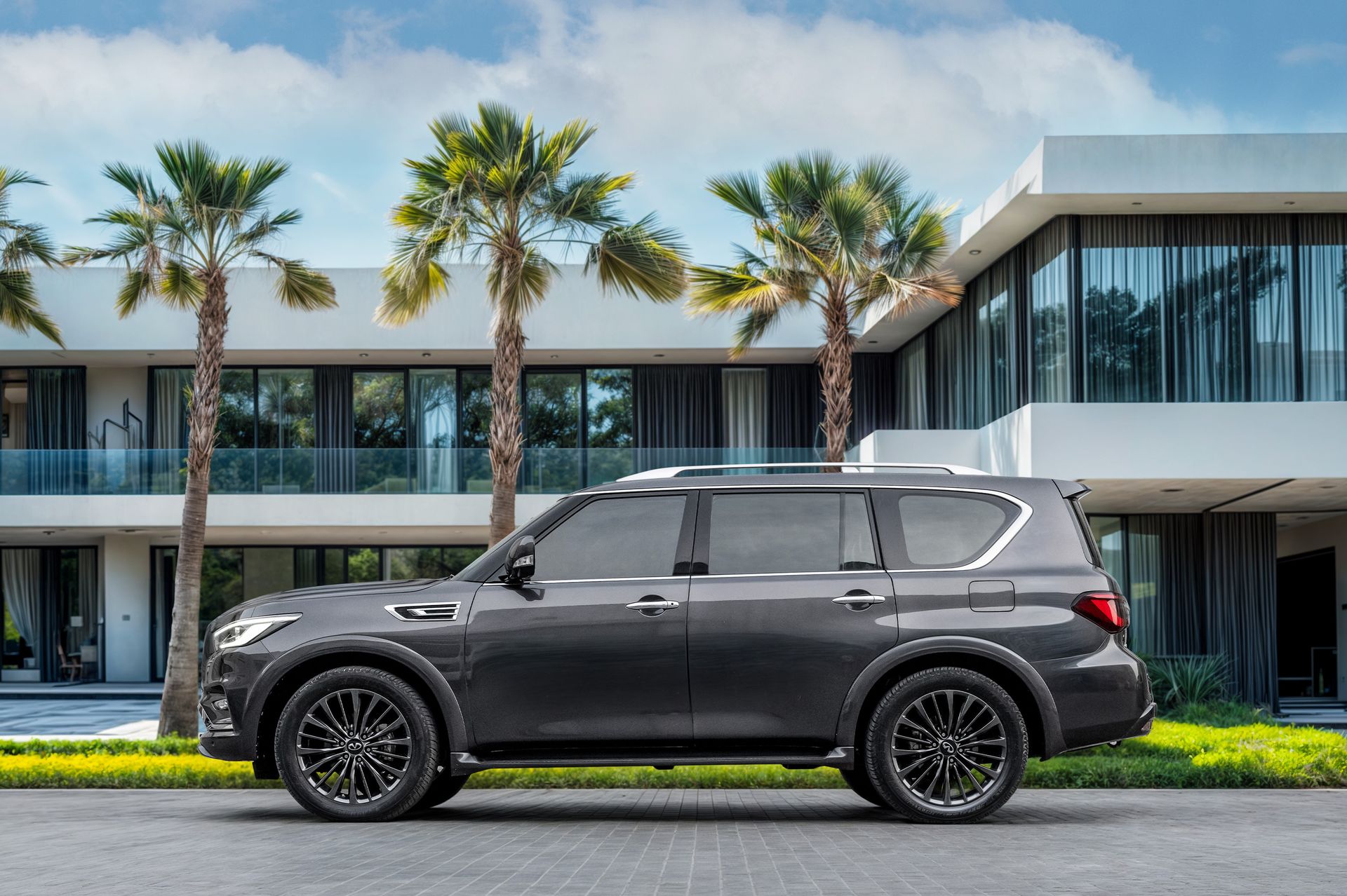 2022 Infiniti QX80 photo 2