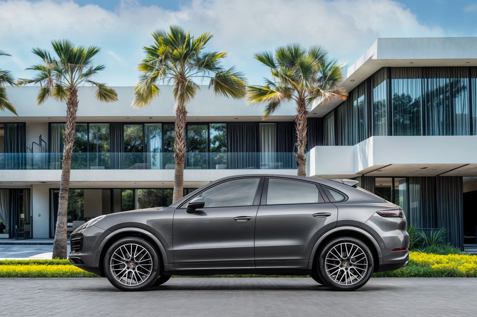 2023 Porsche Cayenne photo 2