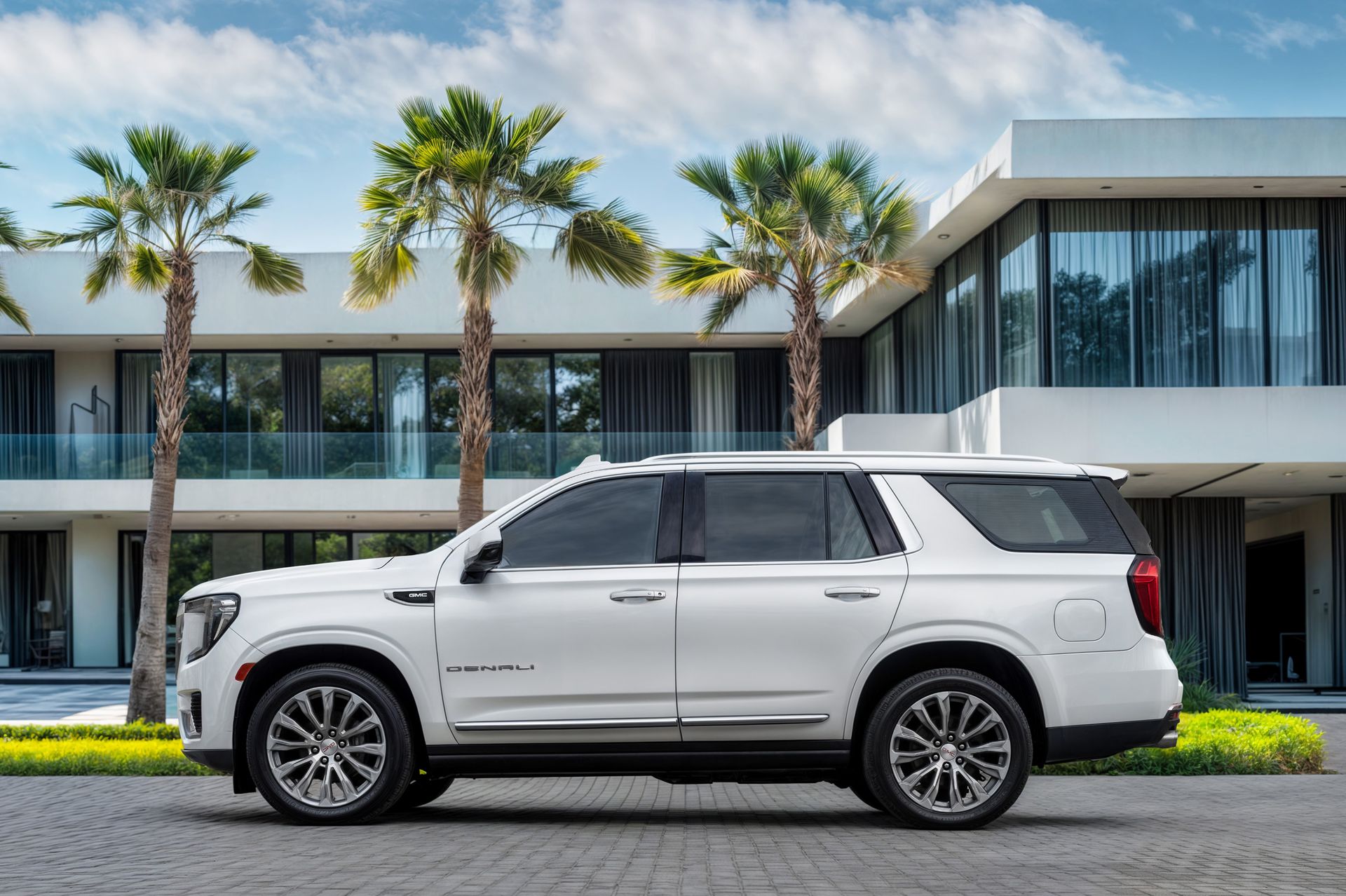 2022 GMC Yukon photo 2