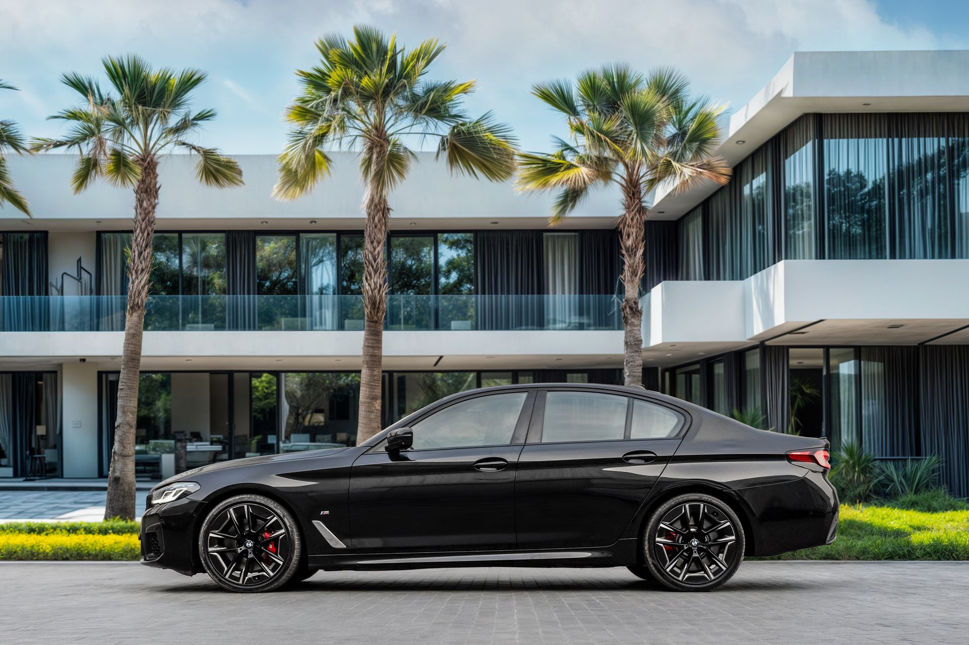 2022 BMW 5 Series photo 2