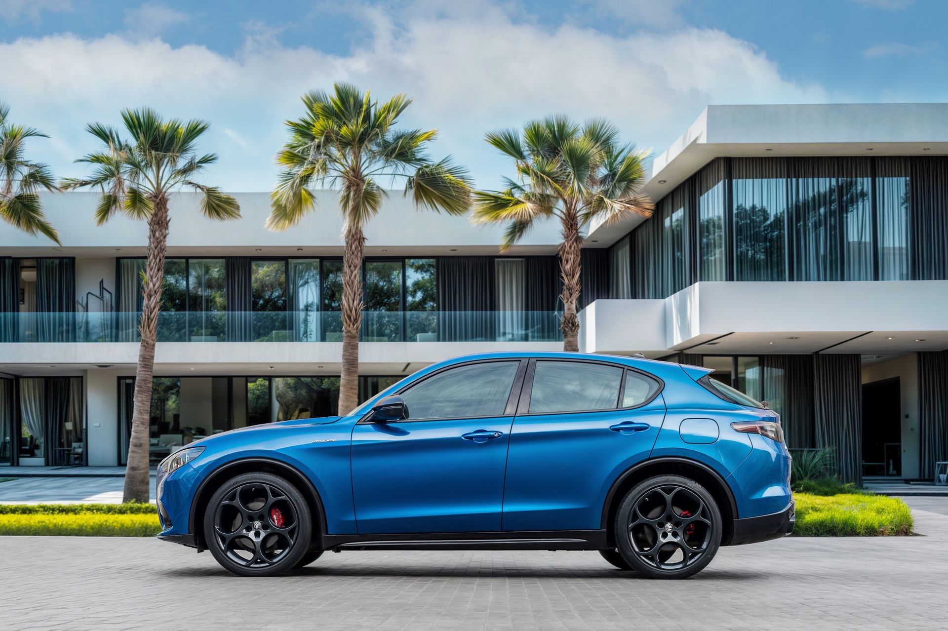 2024 Alfa Romeo Stelvio photo 2