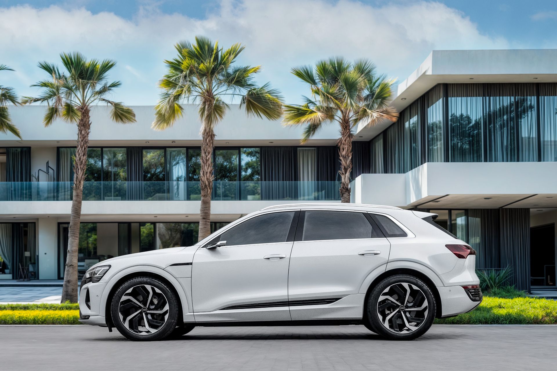 2024 Audi Q8 photo 2