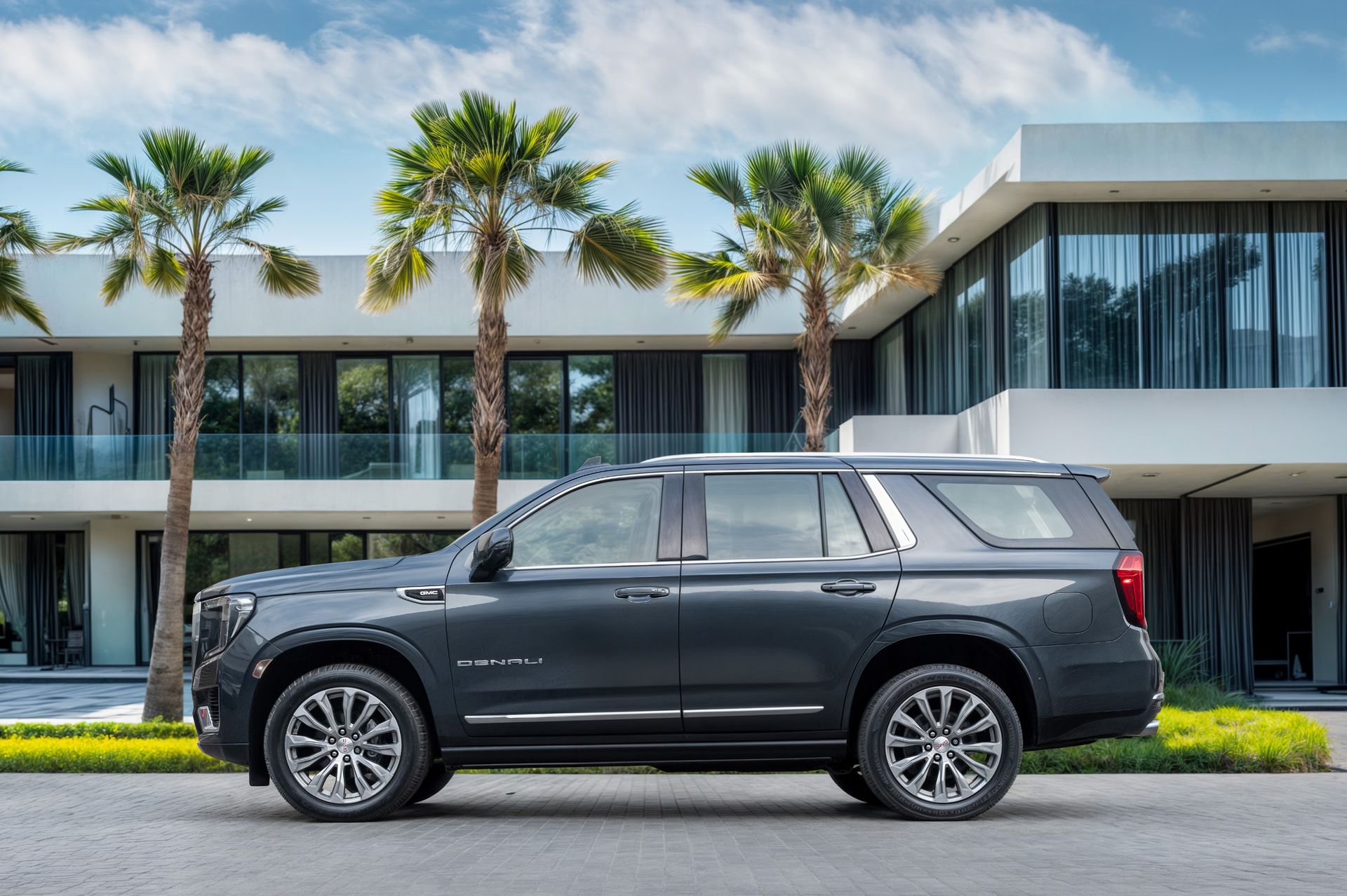 2021 GMC Yukon photo 2