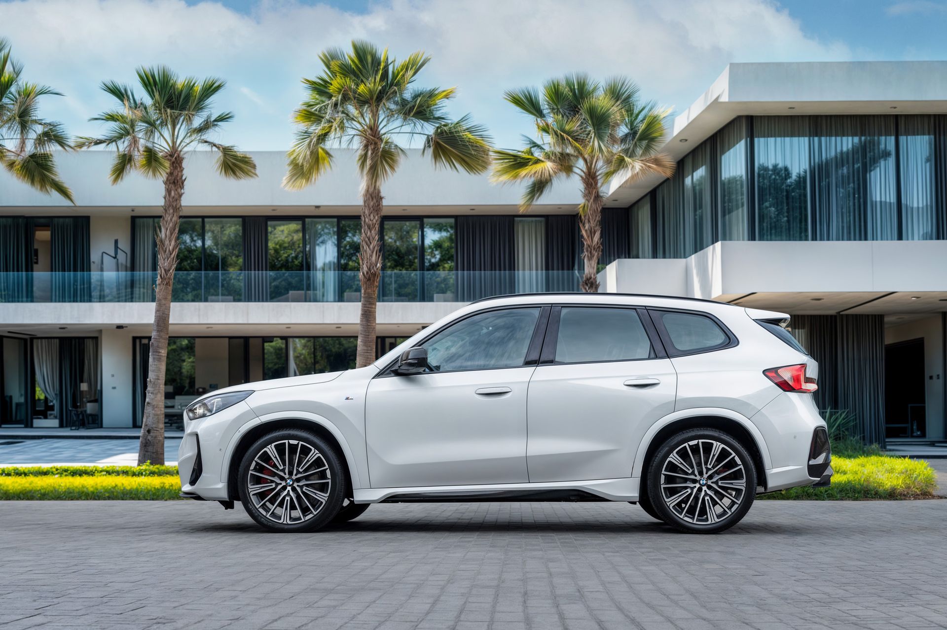 2024 BMW X1 photo 2
