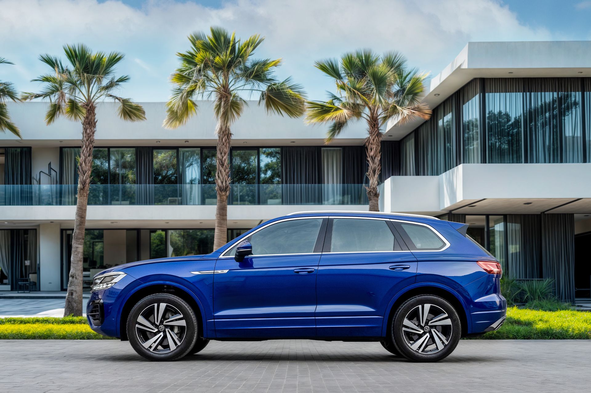 2021 Volkswagen Touareg photo 2