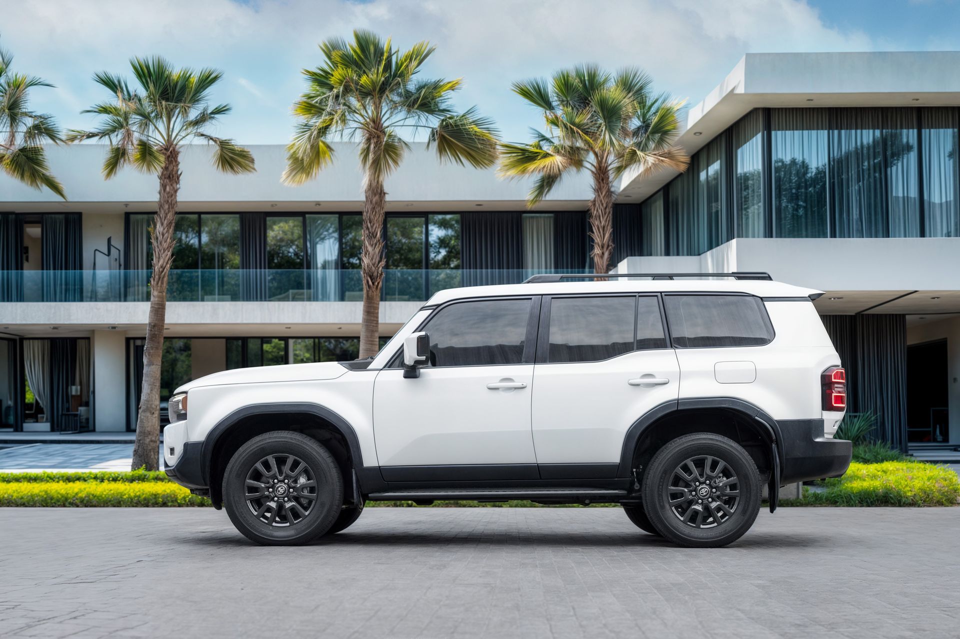 2025 Toyota Prado photo 2