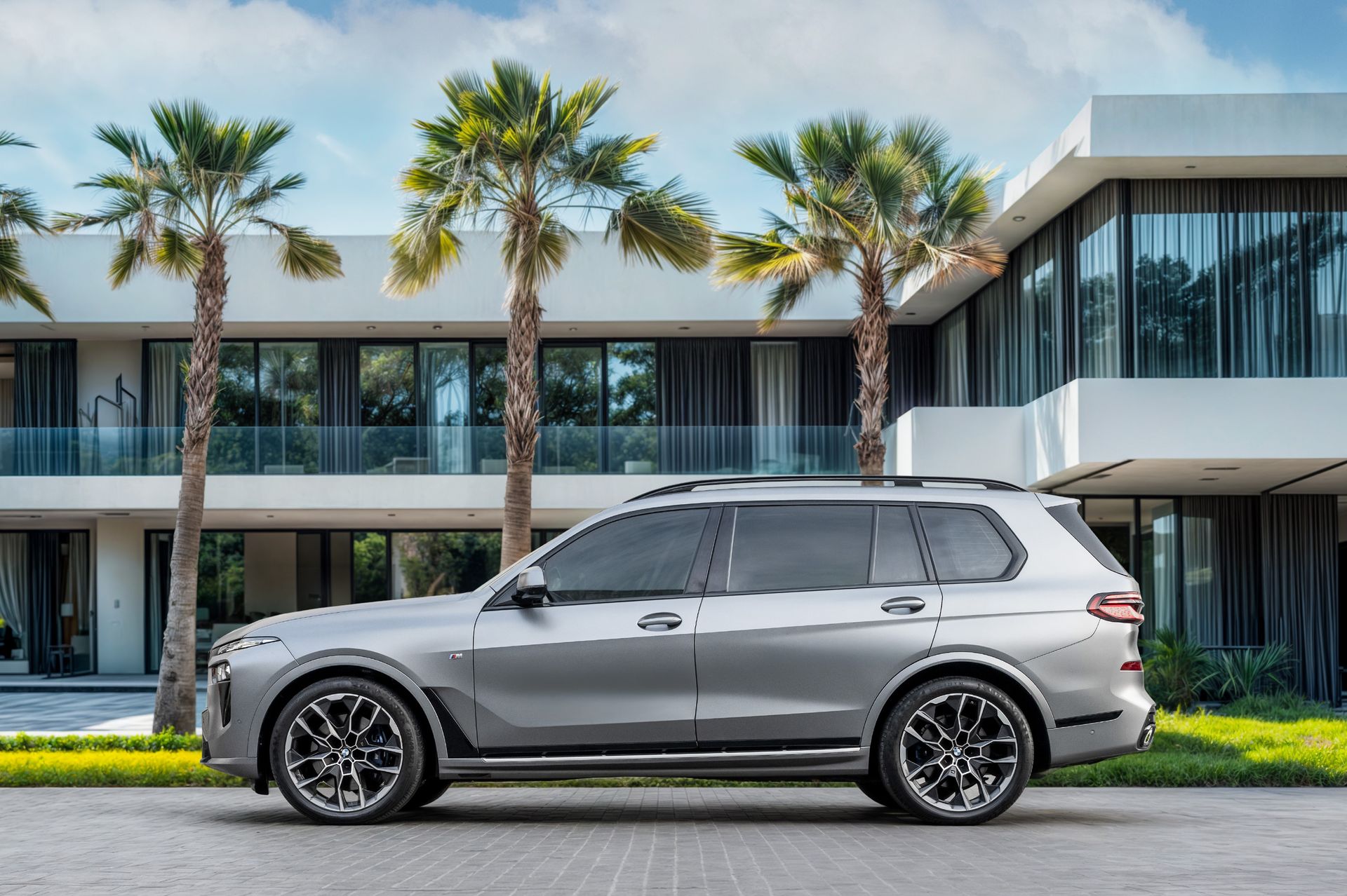 2025 BMW X7 photo 2