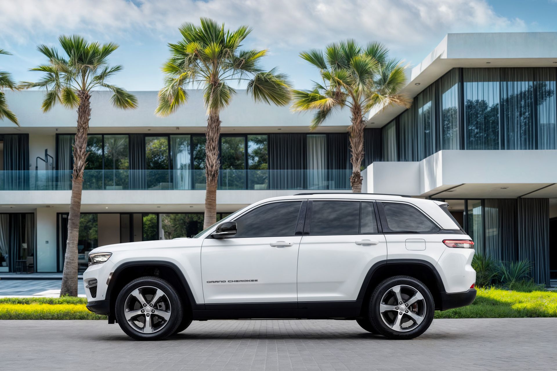 2023 Jeep Grand Cherokee photo 2