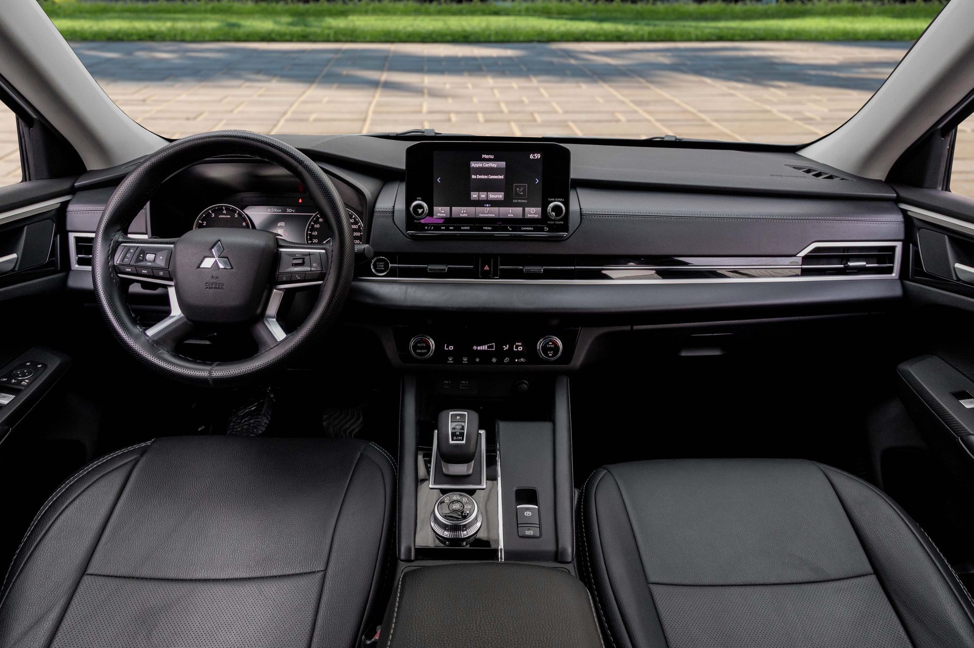 2024 Mitsubishi Outlander photo 3