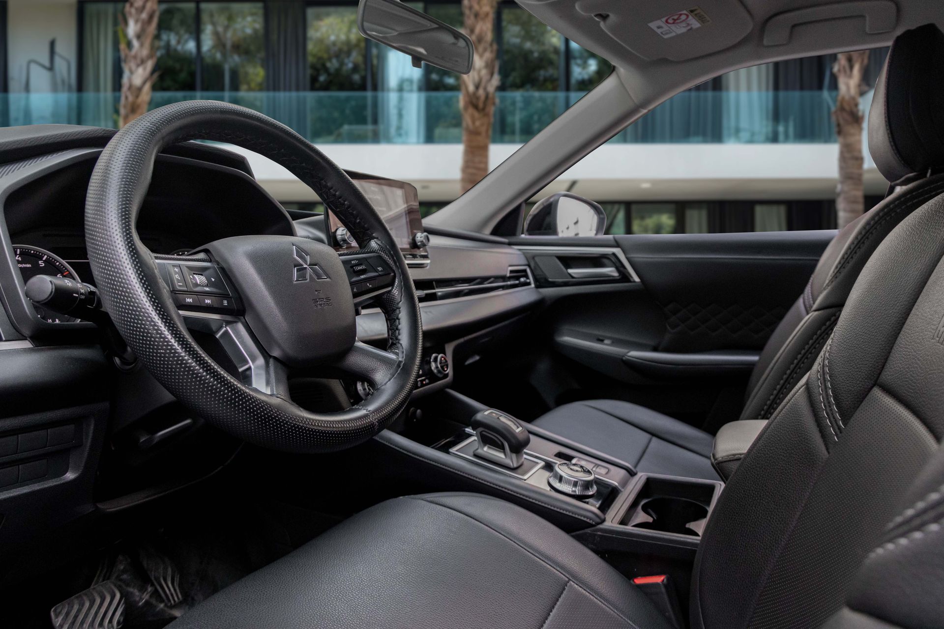 2024 Mitsubishi Outlander photo 4
