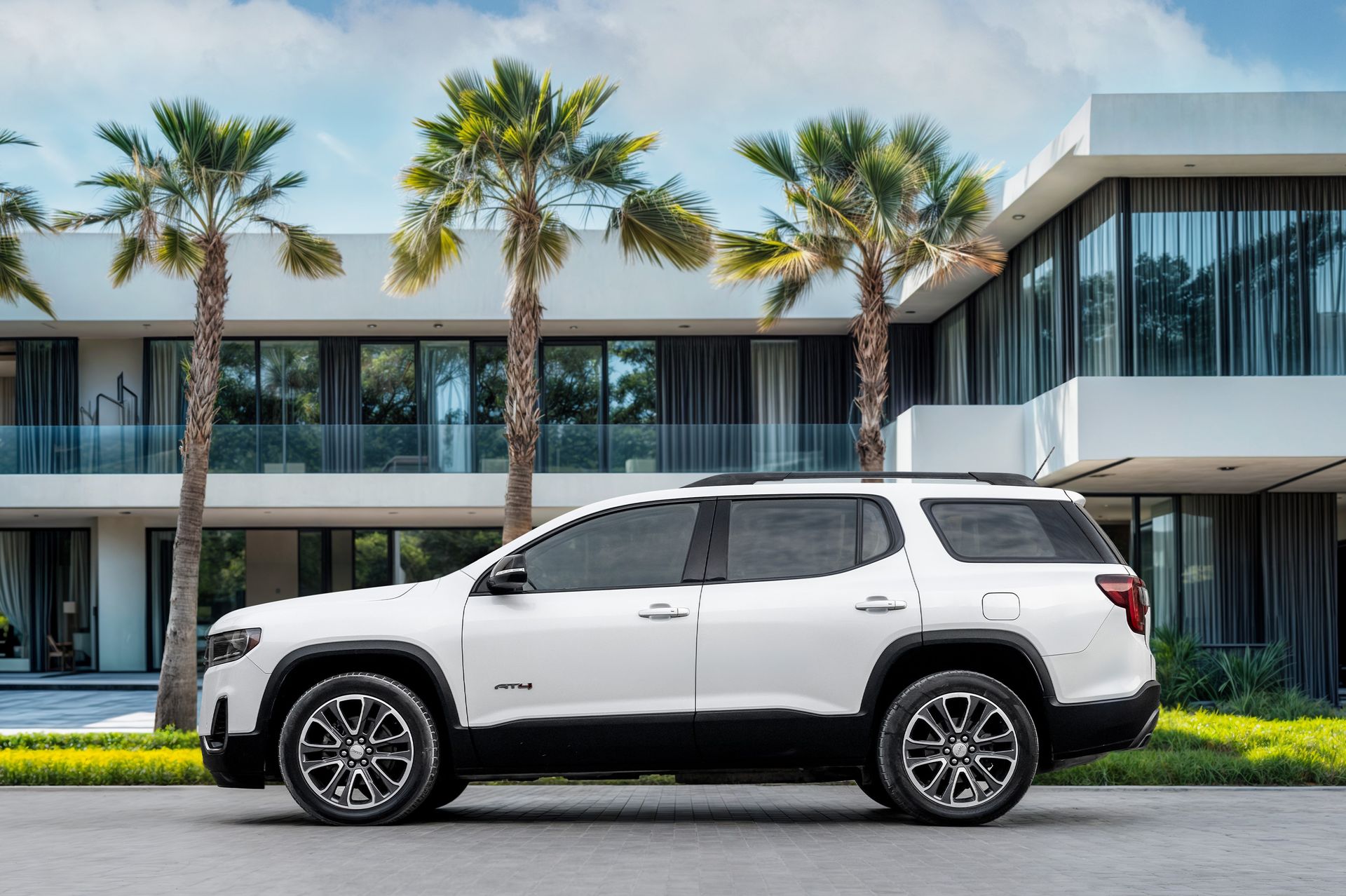 2023 GMC Acadia photo 2
