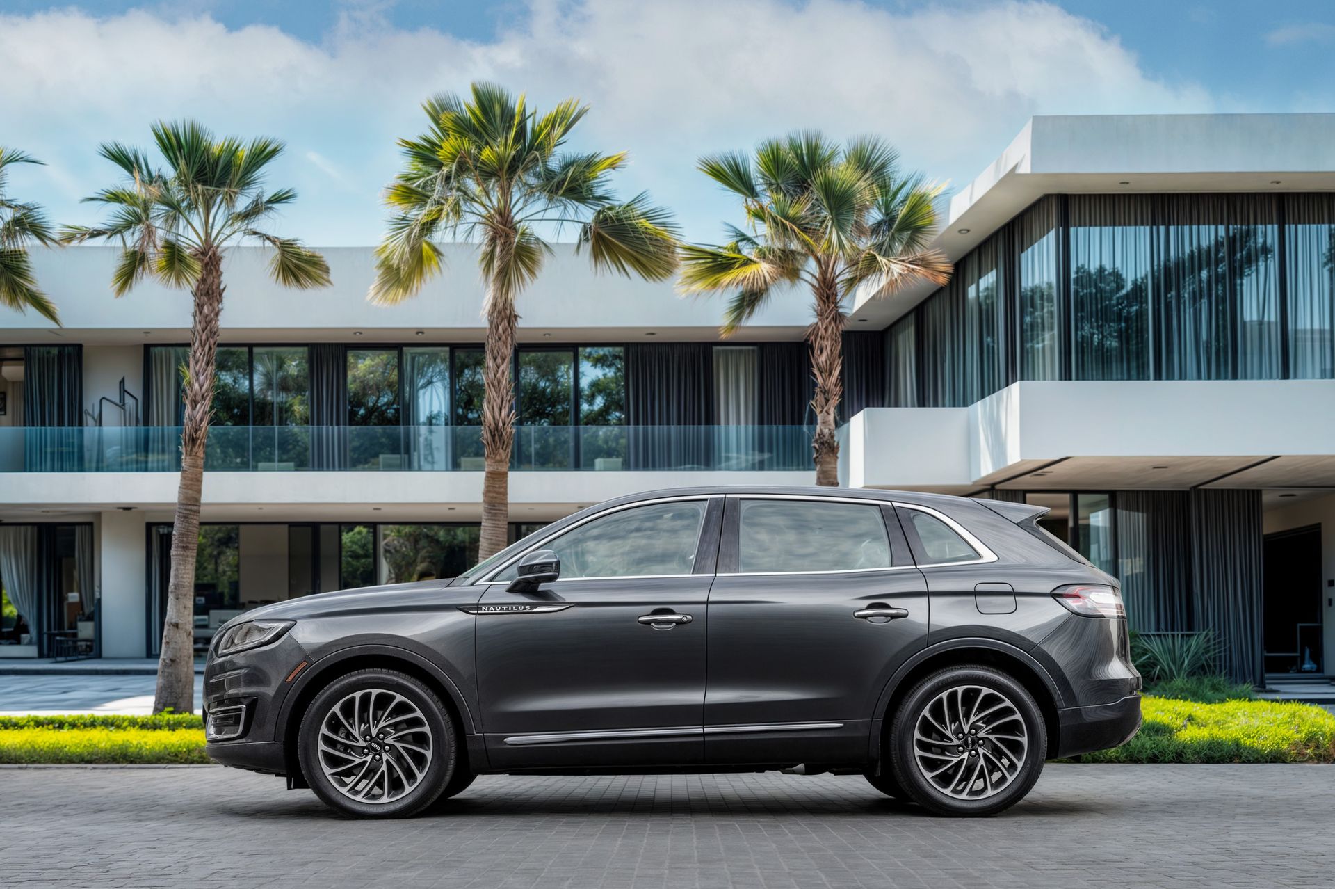 2020 Lincoln Nautilus photo 2