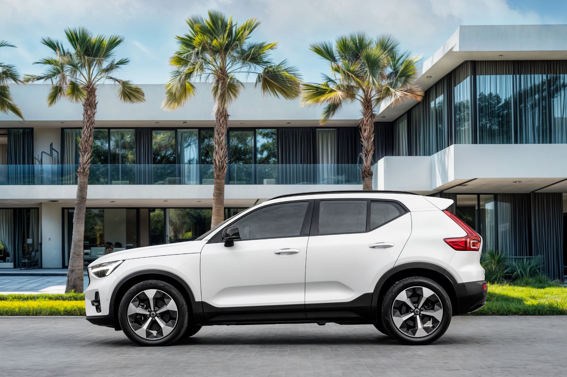 2023 Volvo XC40 photo 2