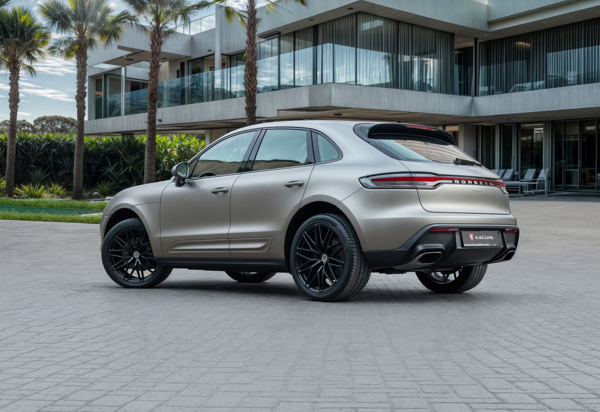 2023 Porsche Macan photo 3