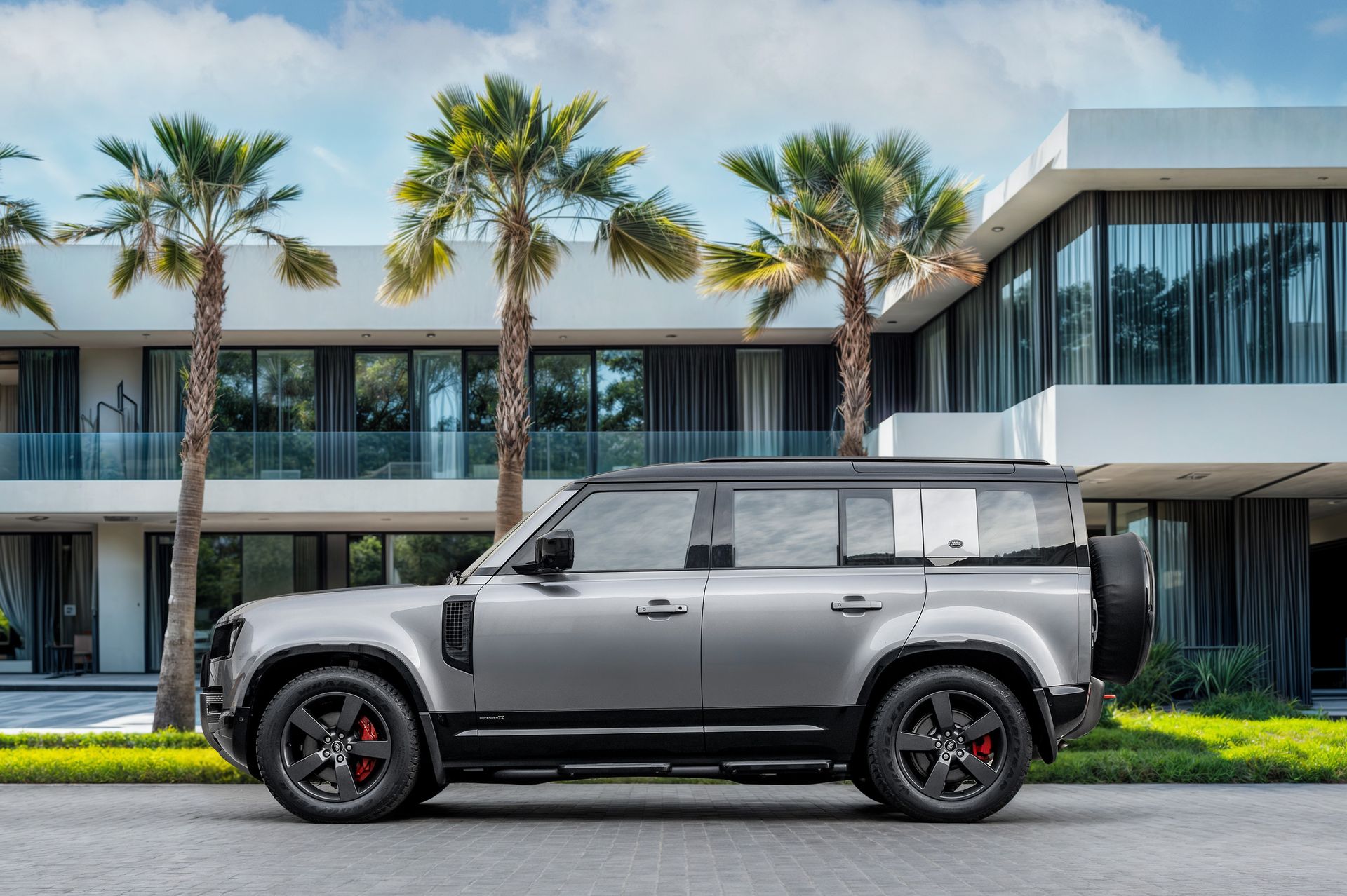 2024 Land Rover Defender photo 2