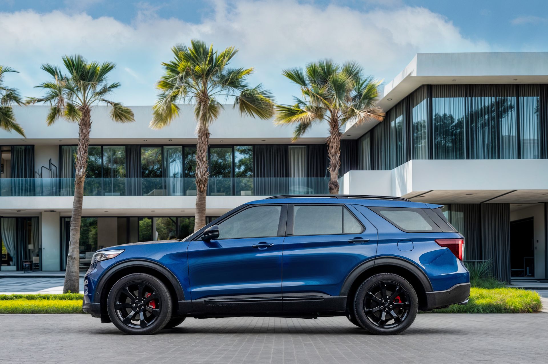 2022 Ford Explorer photo 2