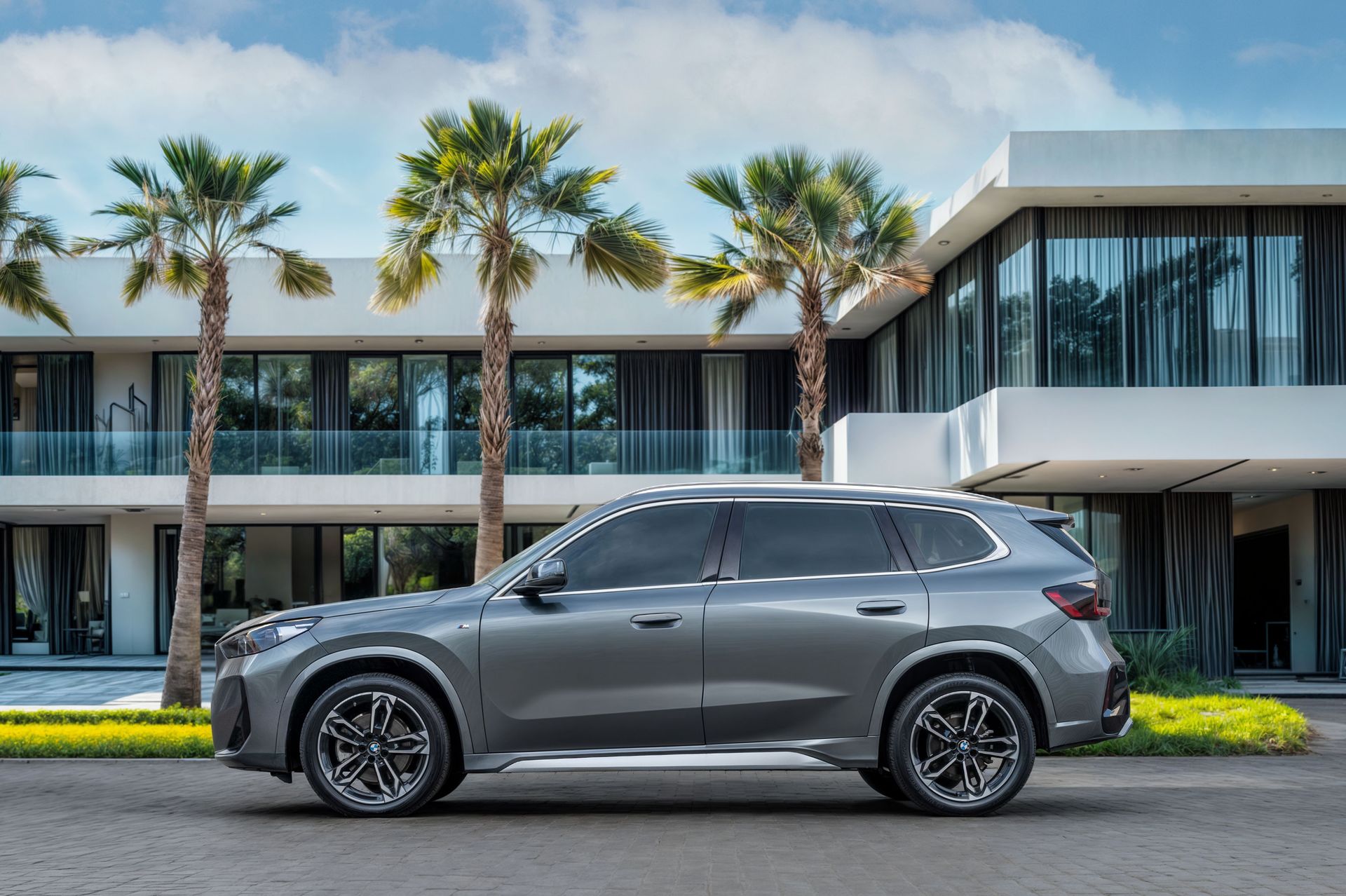 2024 BMW X1 photo 2