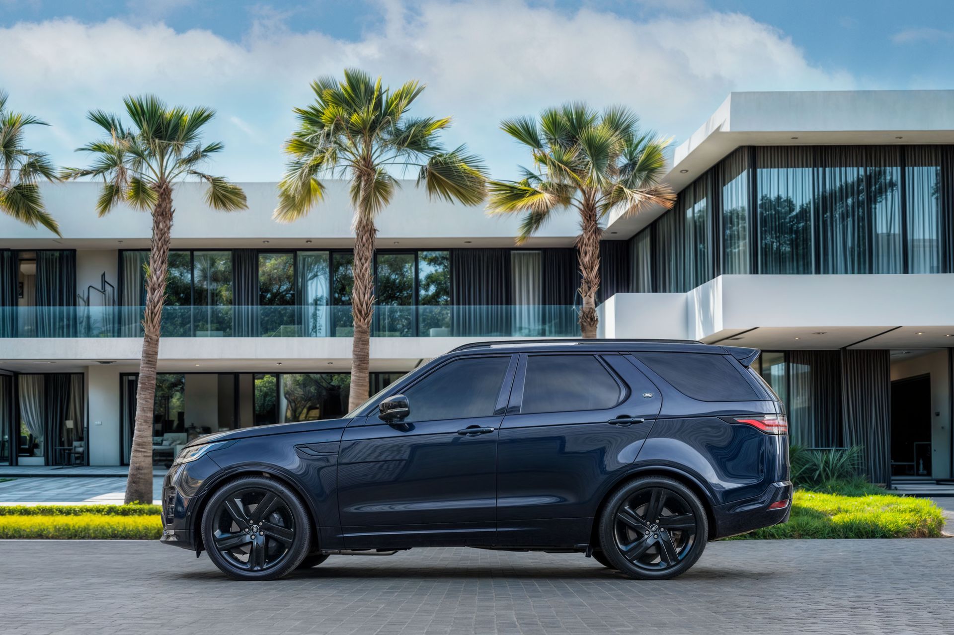 2023 Land Rover Discovery photo 2