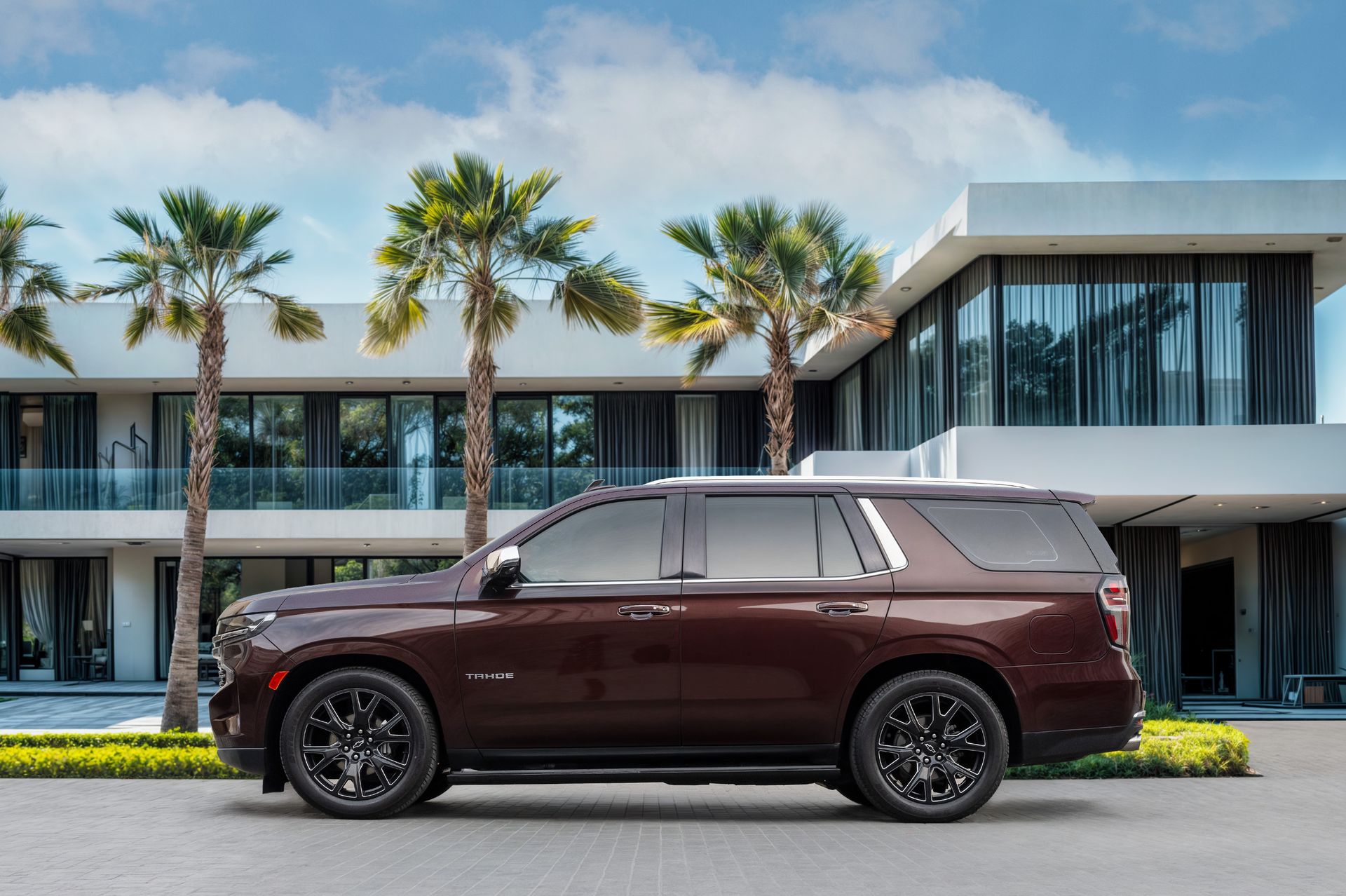 2023 Chevrolet Tahoe photo 2