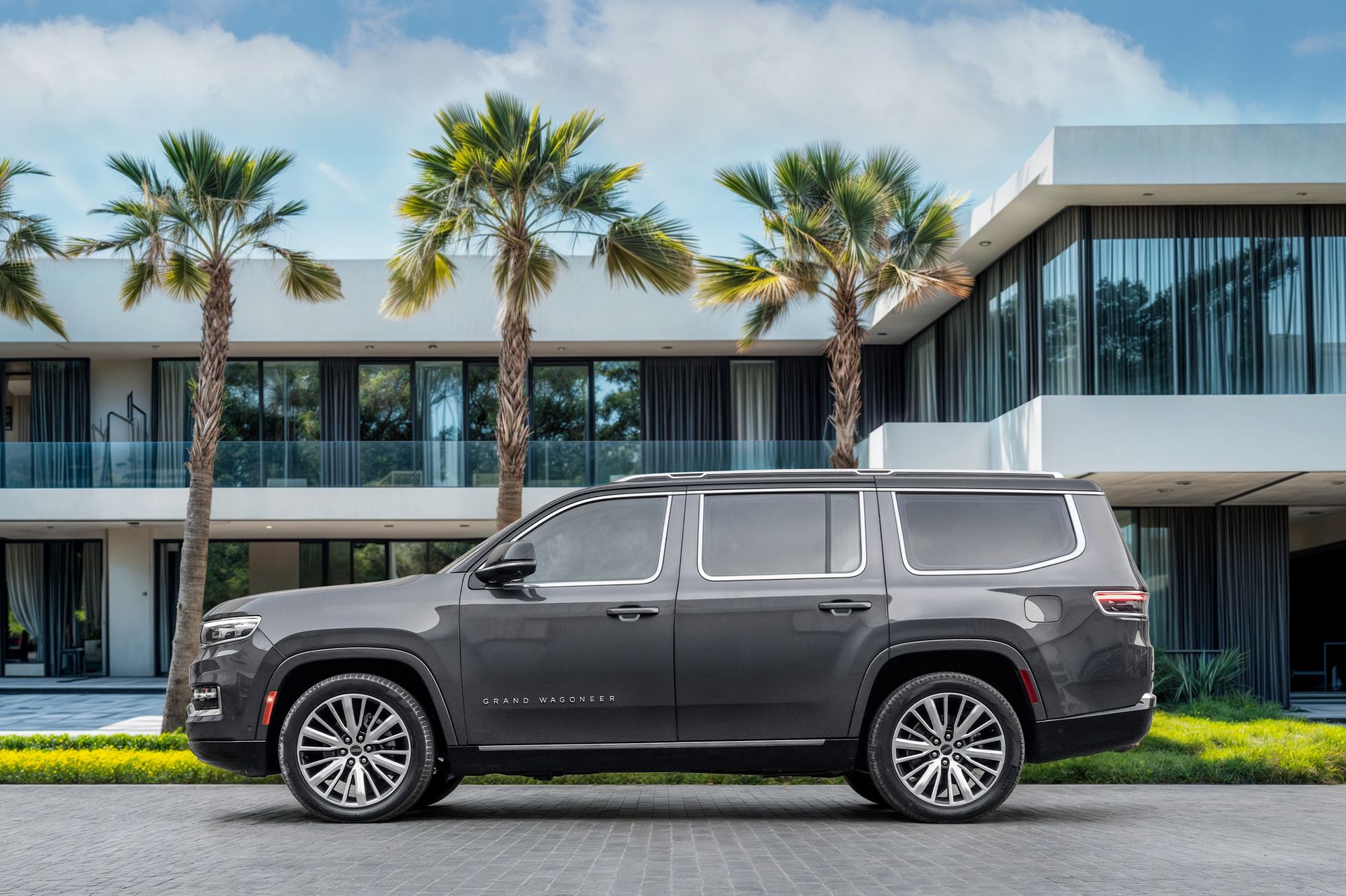 2023 Jeep Grand Wagoneer photo 2