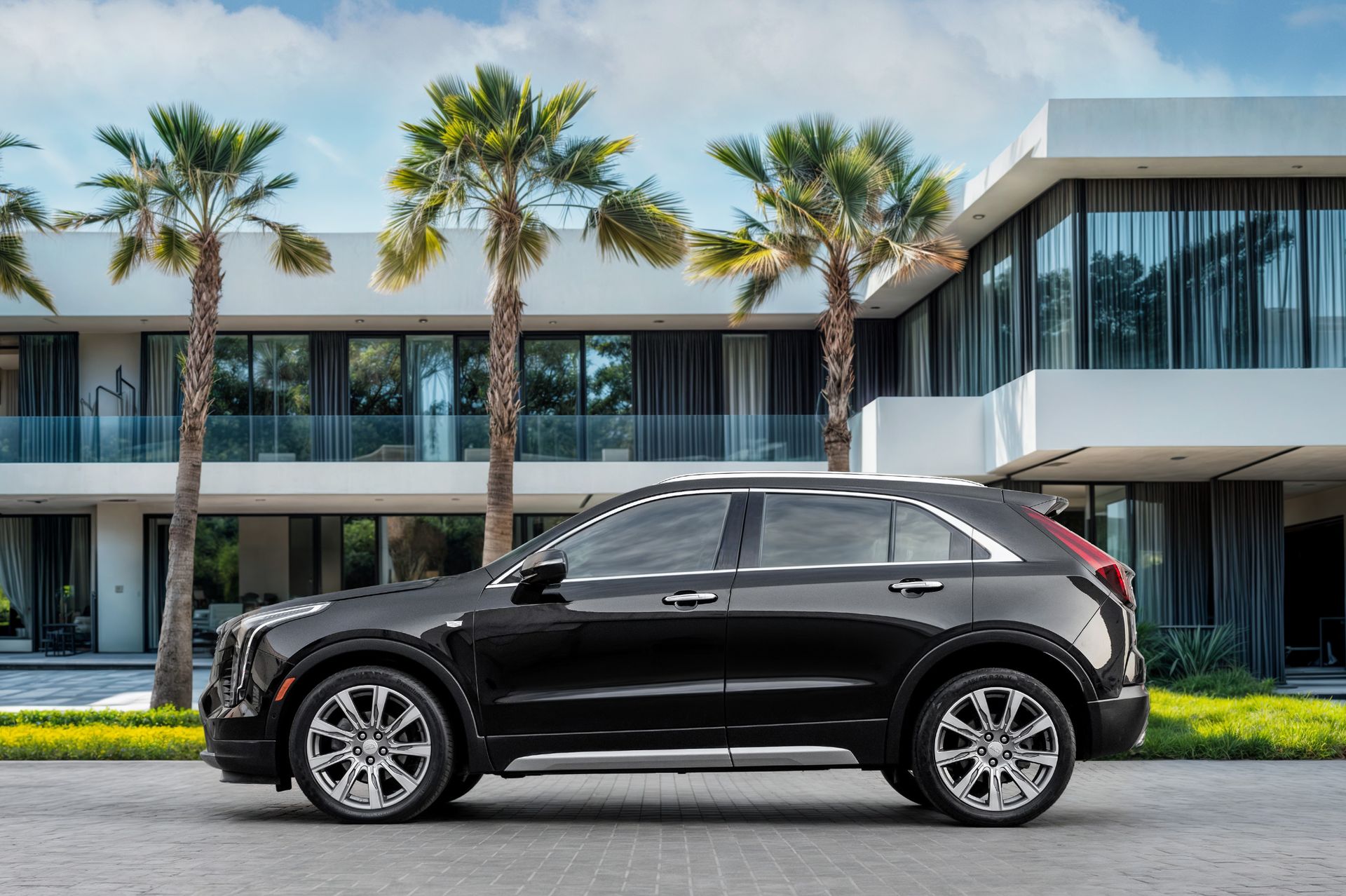 2023 Cadillac XT4 photo 2
