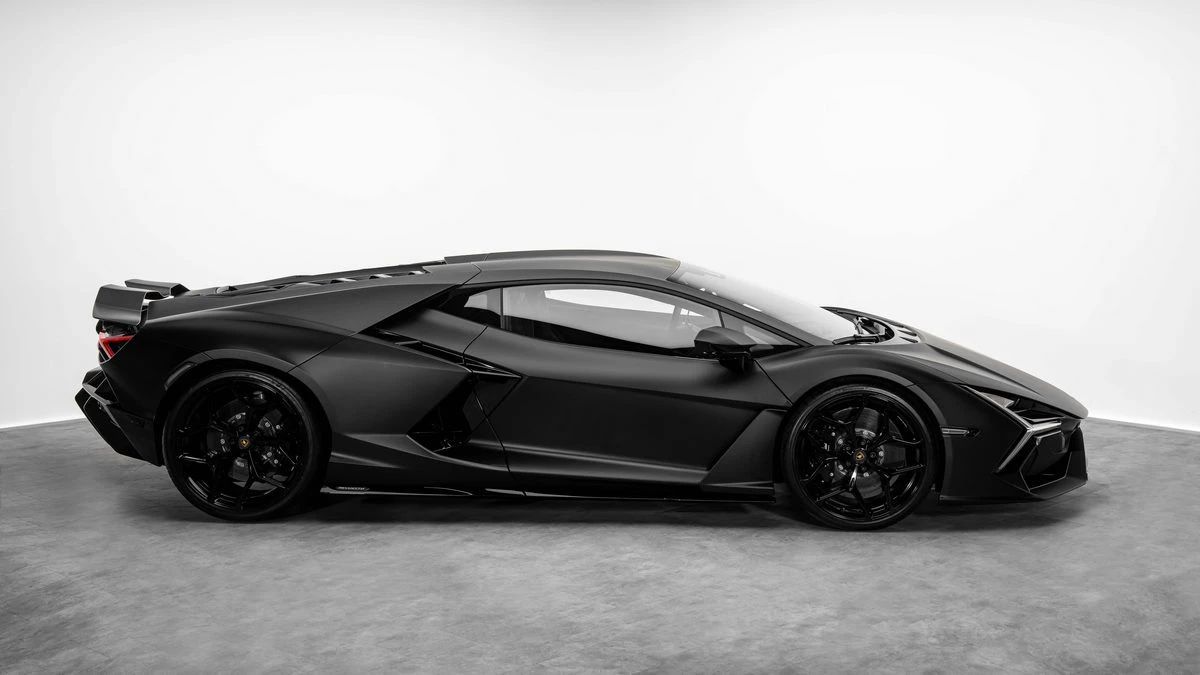 2025 Lamborghini Revuelto photo 3