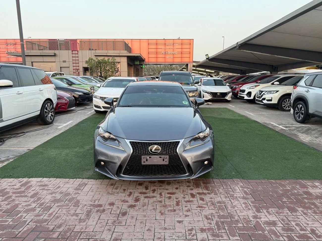 2016 Lexus IS photo 2