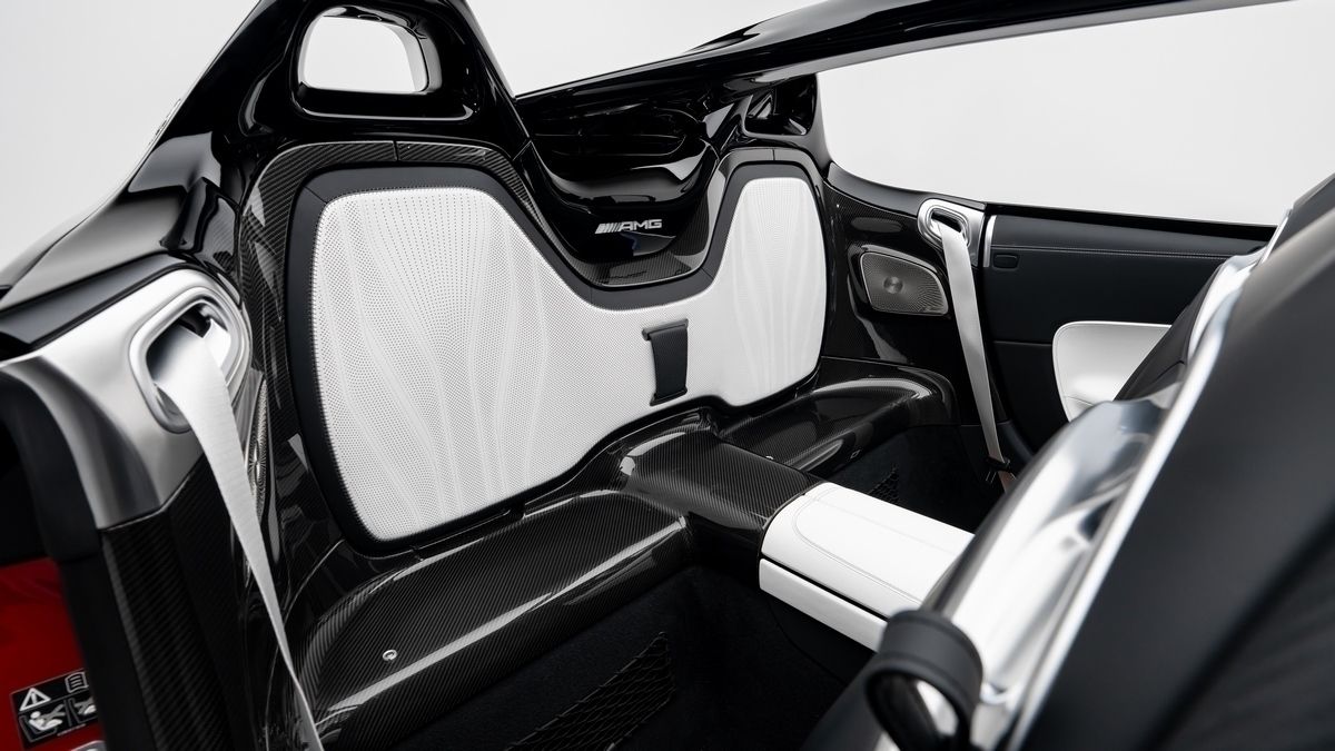 2025 Mercedes-Benz AMG GT photo 2