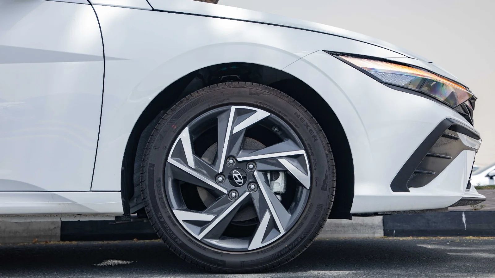 2025 Hyundai Elantra photo 5