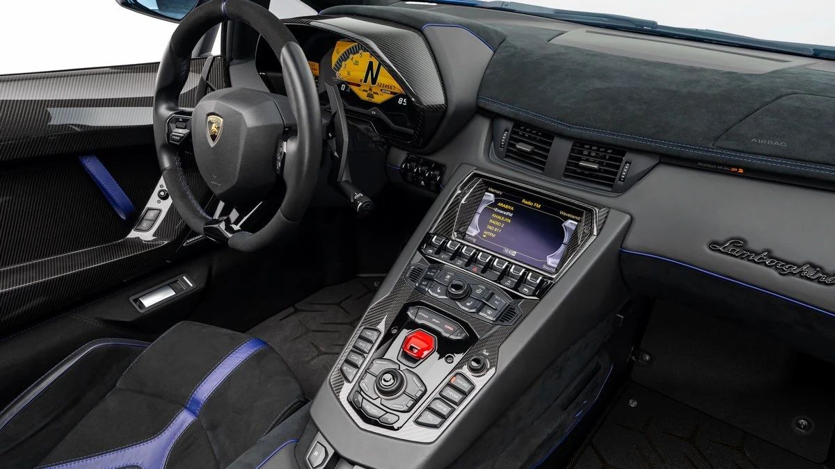 2017 Lamborghini Aventador photo 2