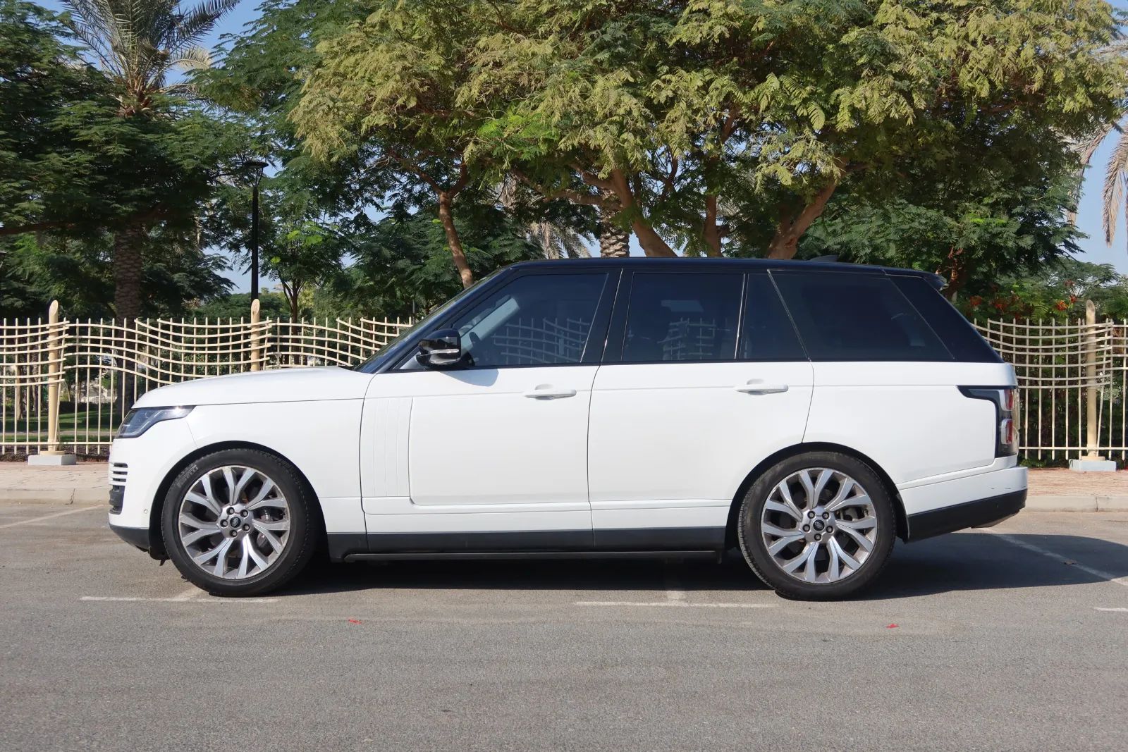 2021 Land Rover Vogue photo 3