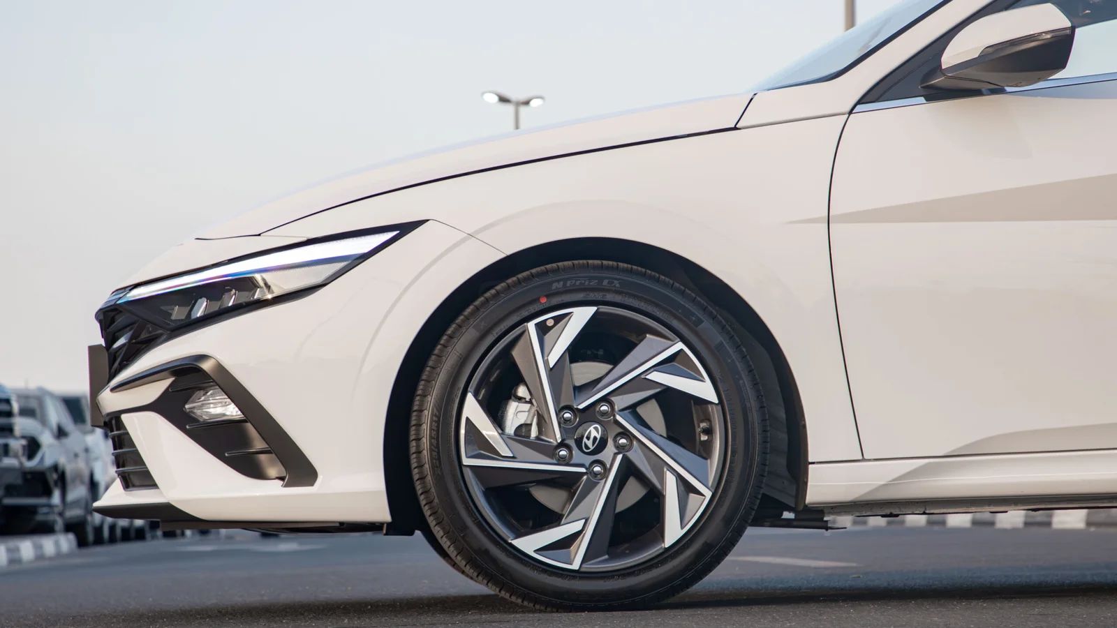 2025 Hyundai Elantra photo 5