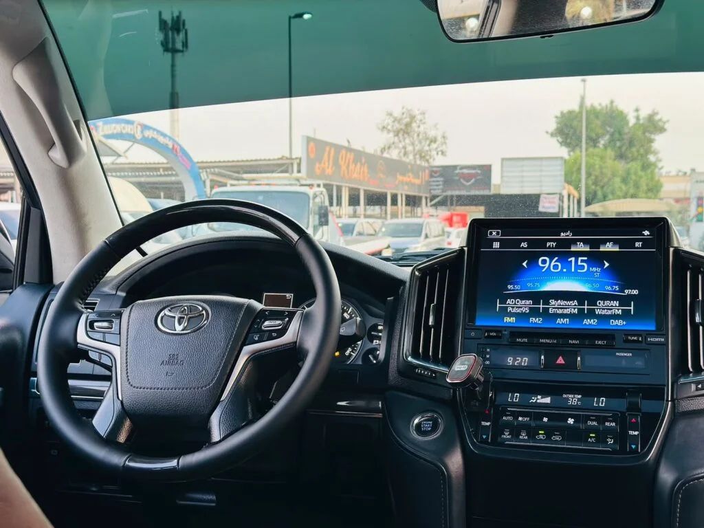 2016 Toyota Land Cruiser VXR photo 3