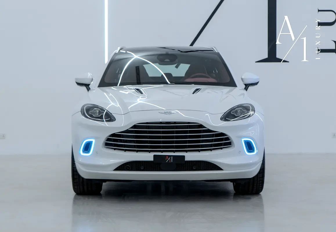 2023 Aston Martin DBX photo 2