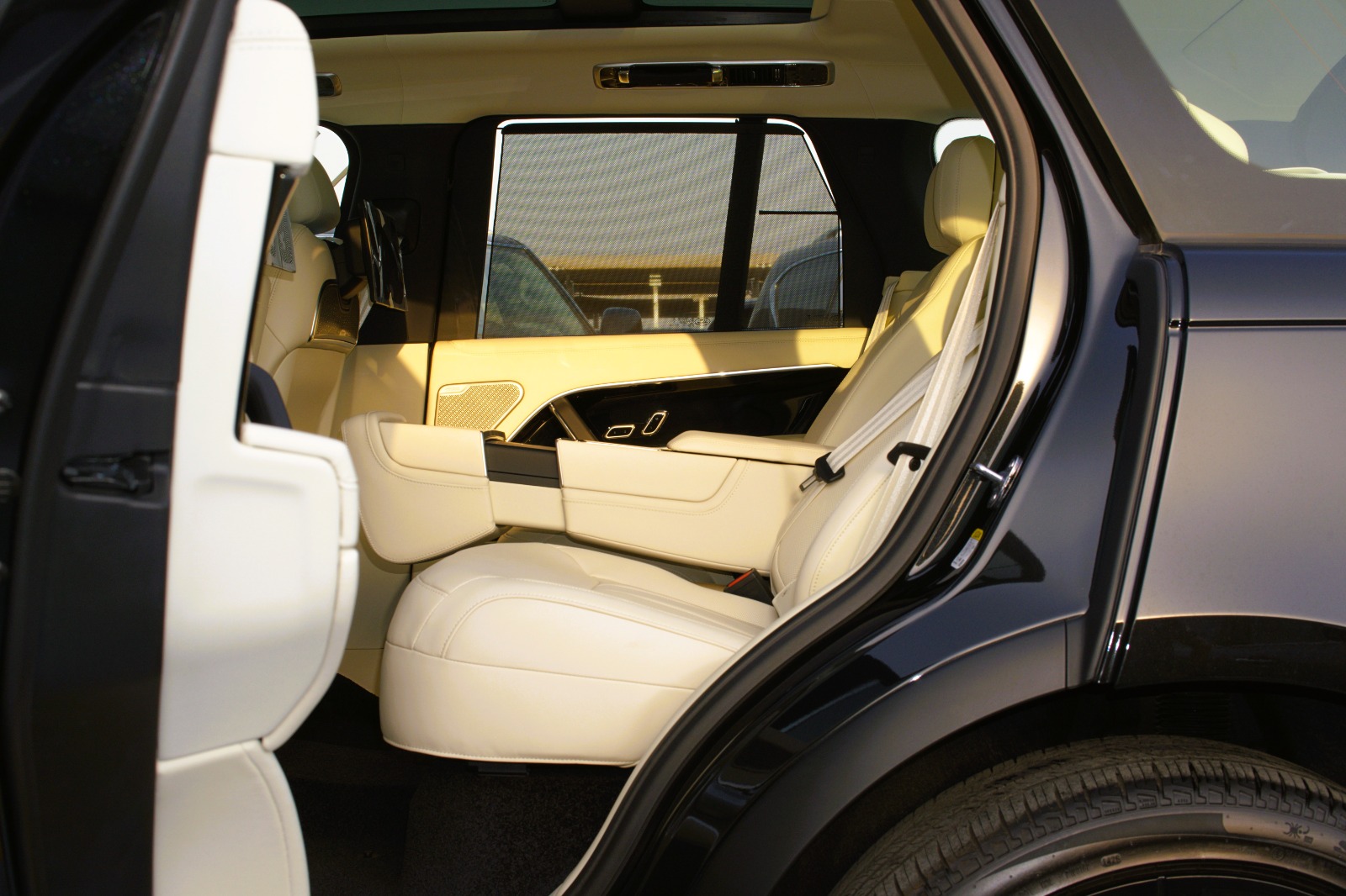 2026 Land Rover Range Rover photo 4