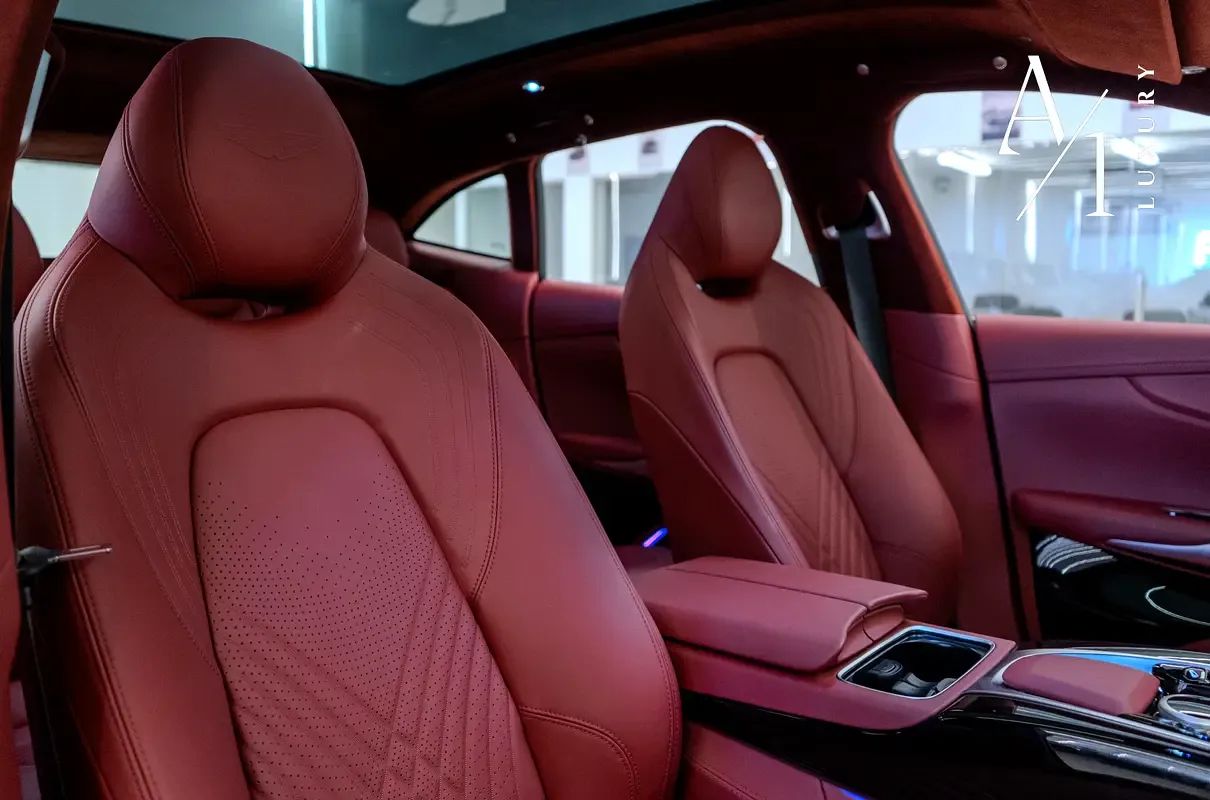 2023 Aston Martin DBX photo 4