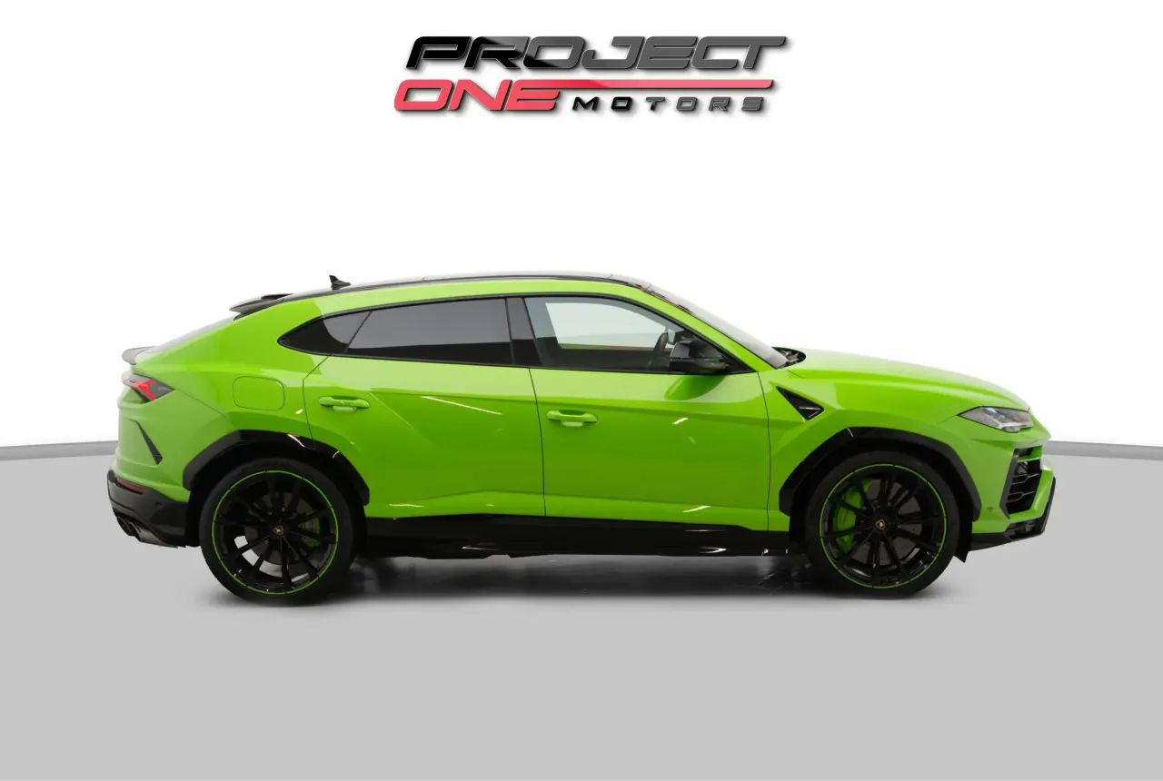 2021 Lamborghini Urus photo 2