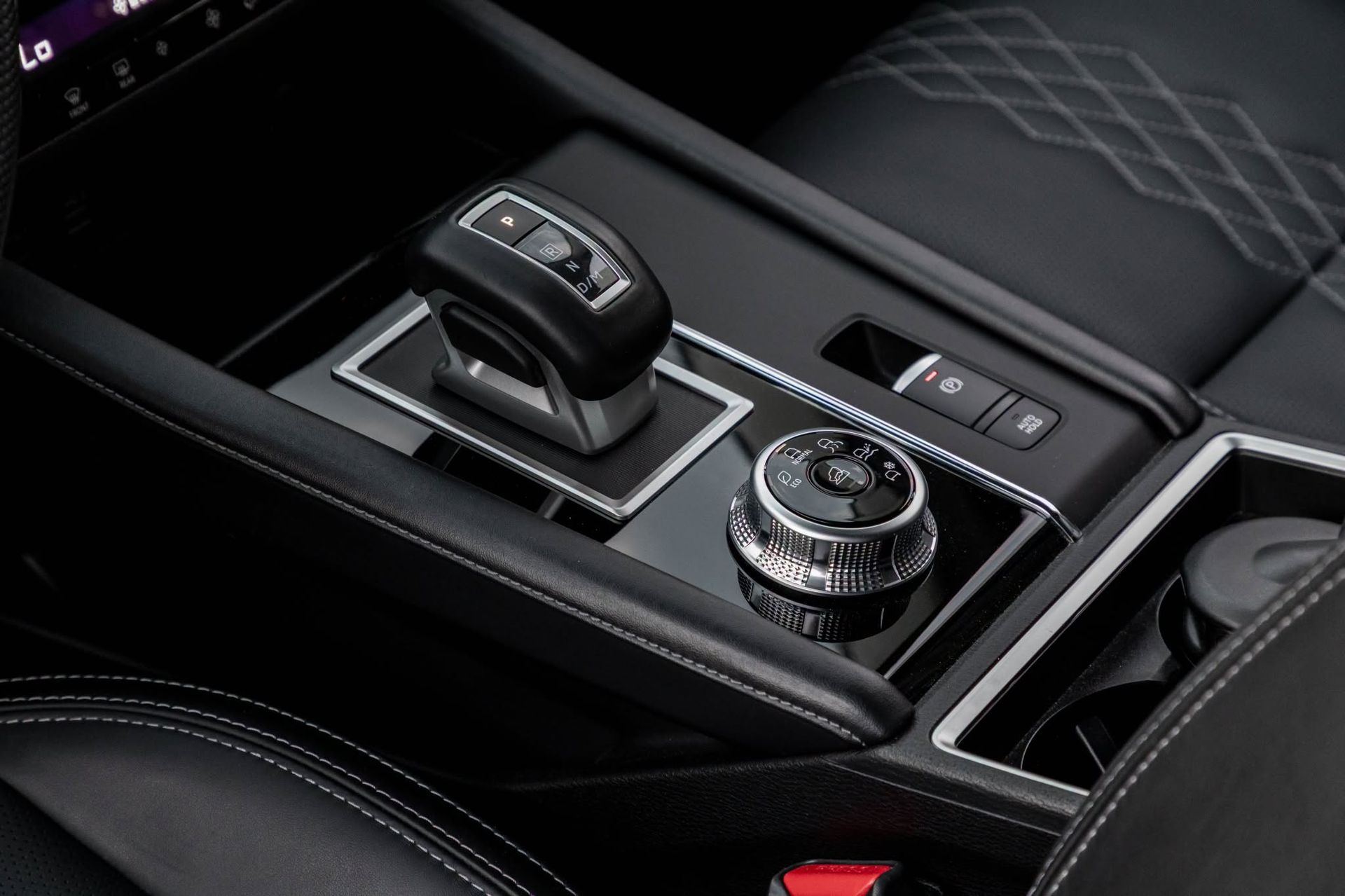 2025 Mitsubishi Outlander photo 4
