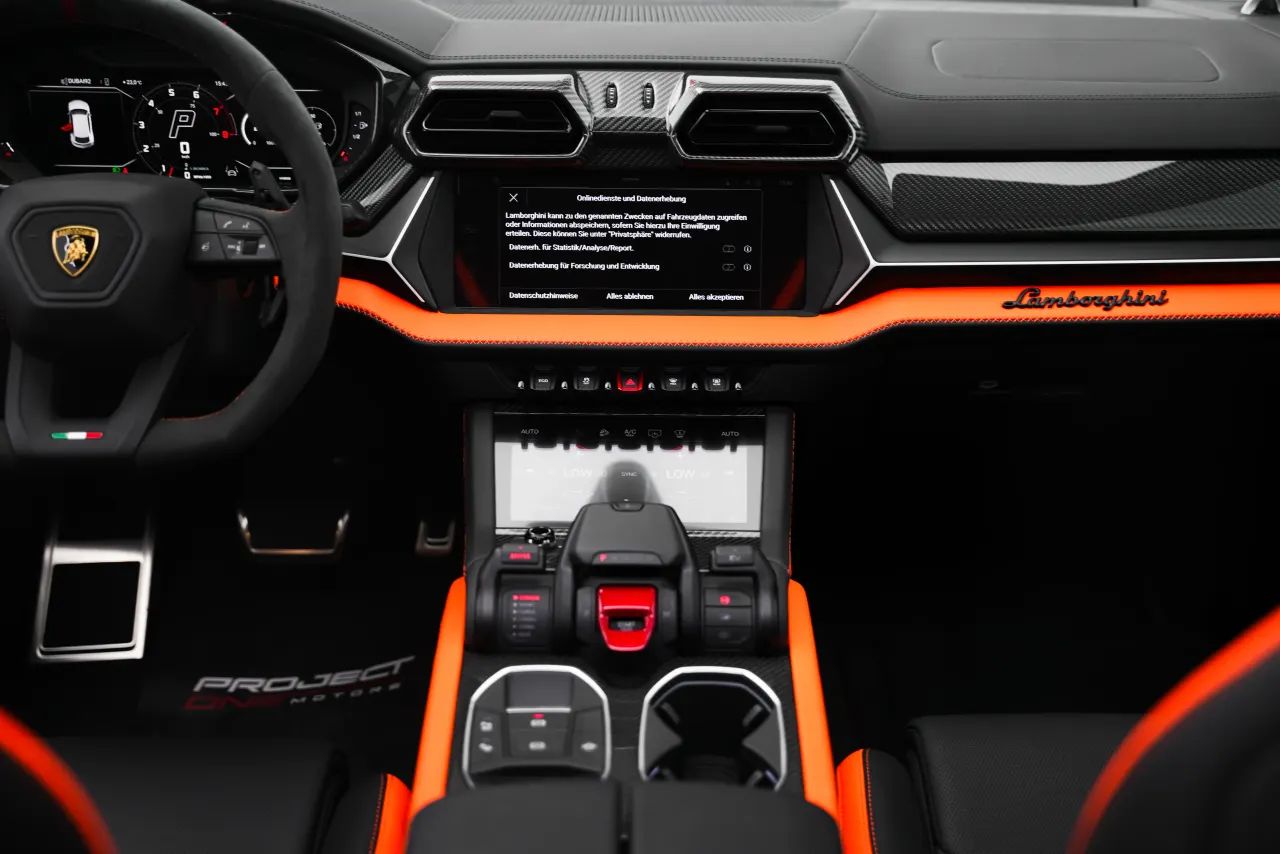 2025 Lamborghini Urus photo 3