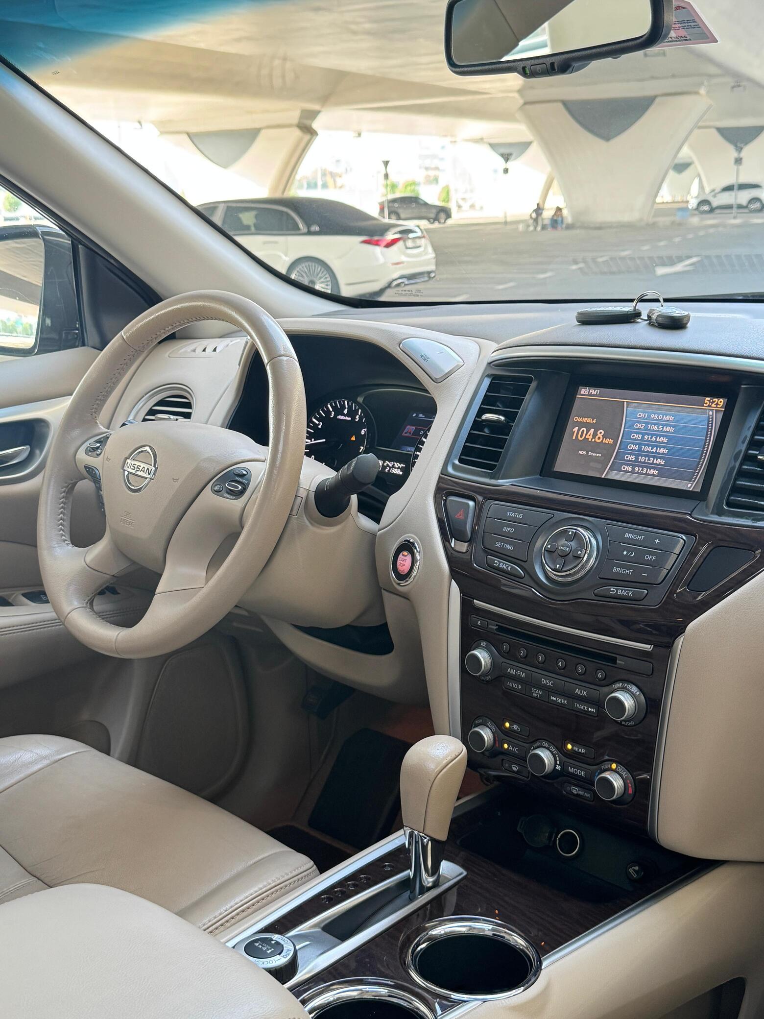 2014 Nissan Pathfinder photo 2