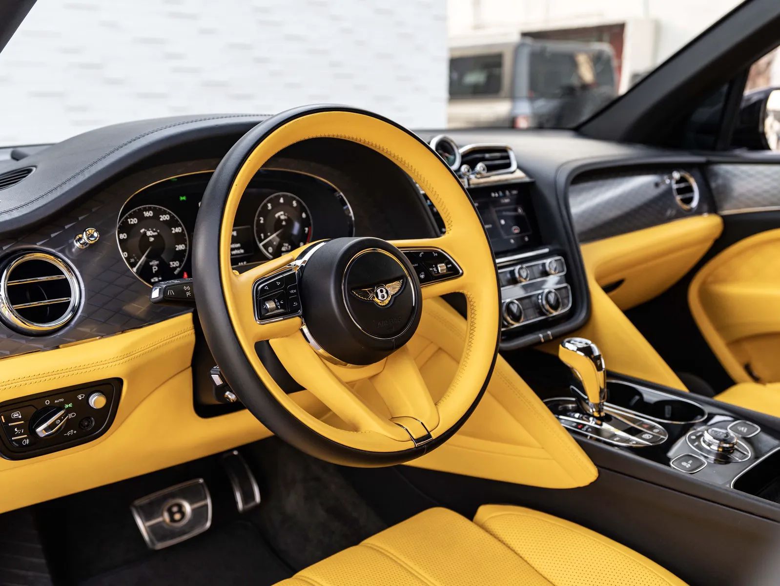2022 Bentley Bentayga photo 2