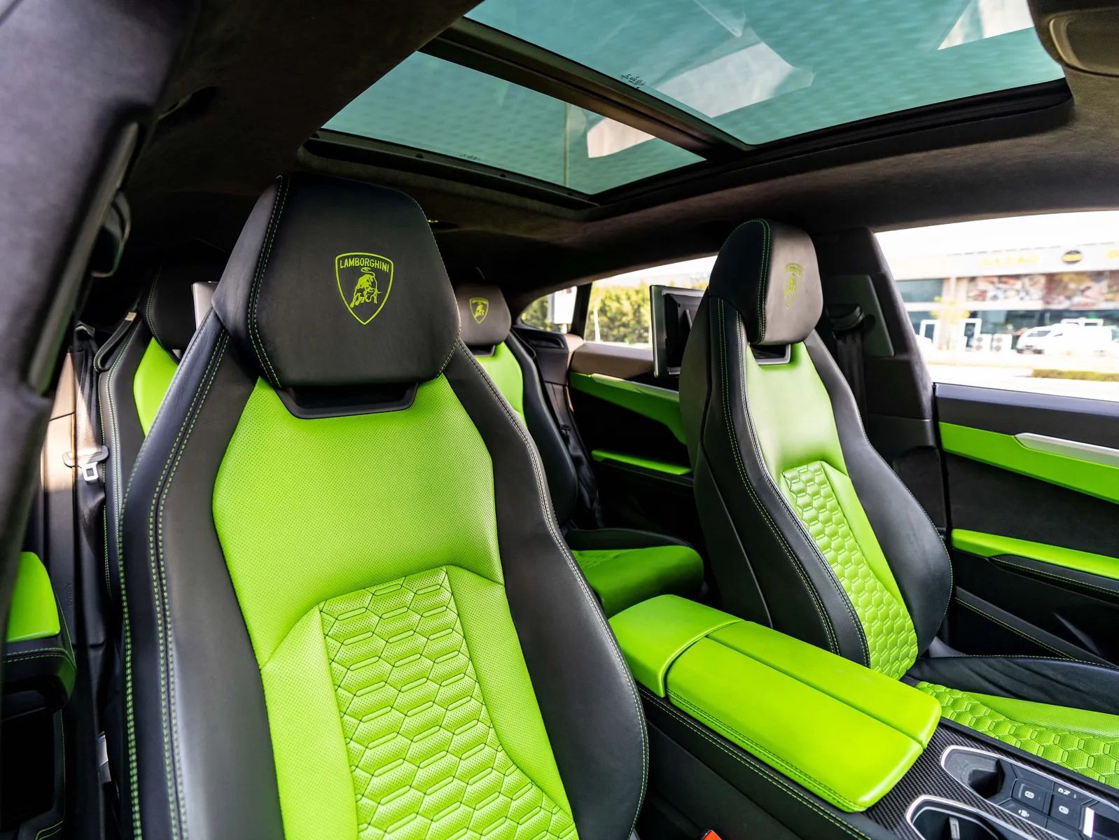 2021 Lamborghini Urus photo 3