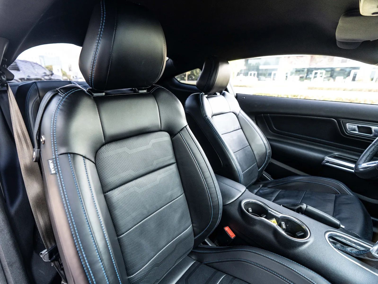 2021 Ford Mustang photo 4