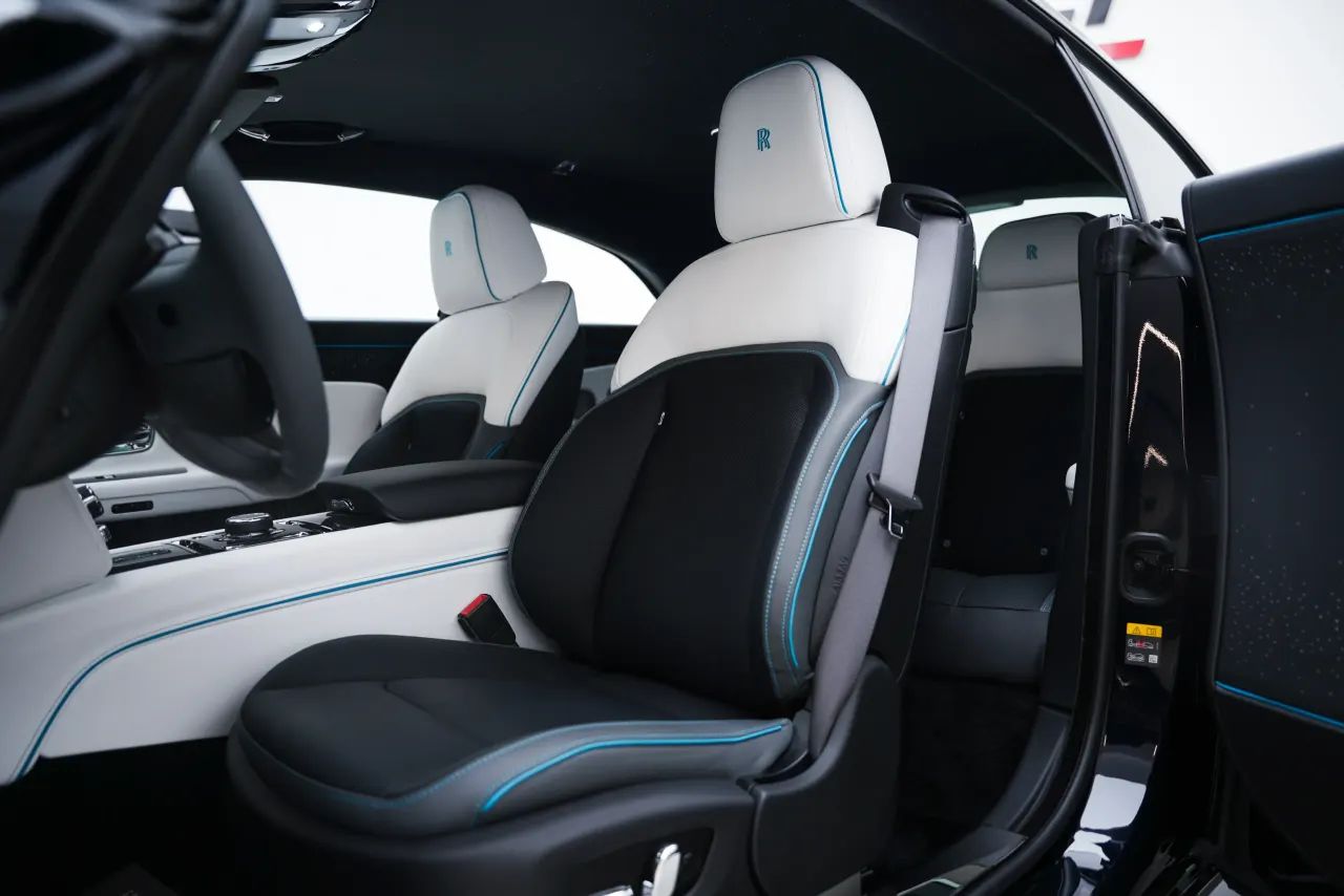 2025 Rolls-Royce Spectre photo 3