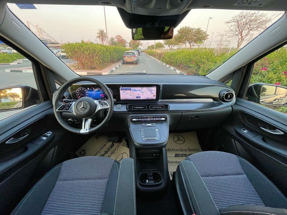 2025 Mercedes-Benz V300 photo 2