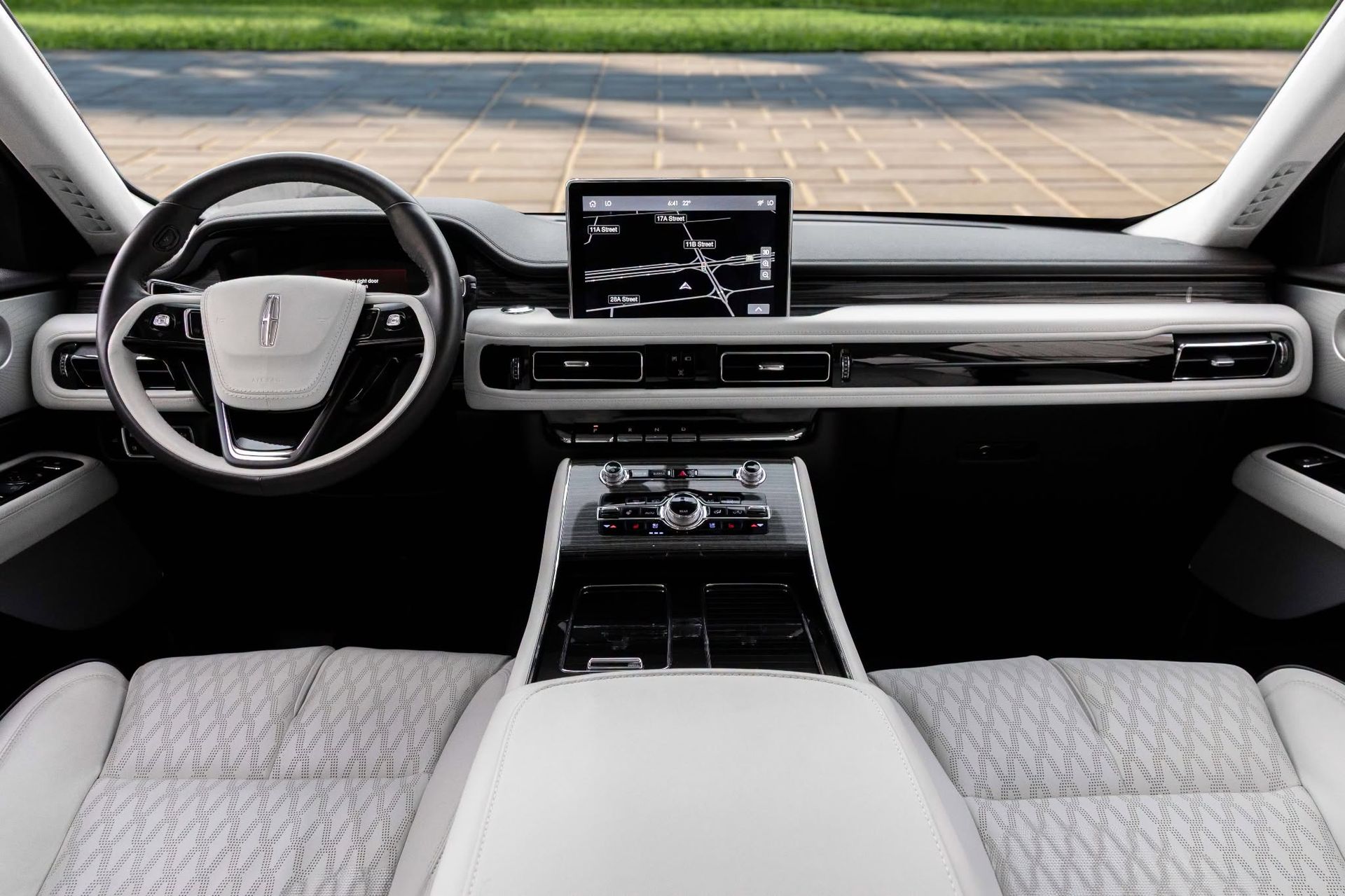 2023 Lincoln Aviator Presidential photo 3