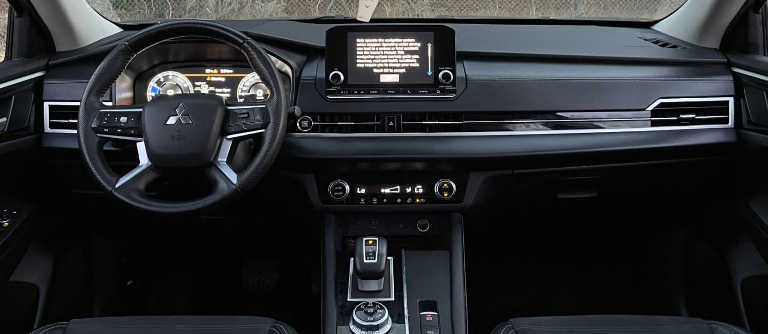 2023 Mitsubishi Outlander photo 2