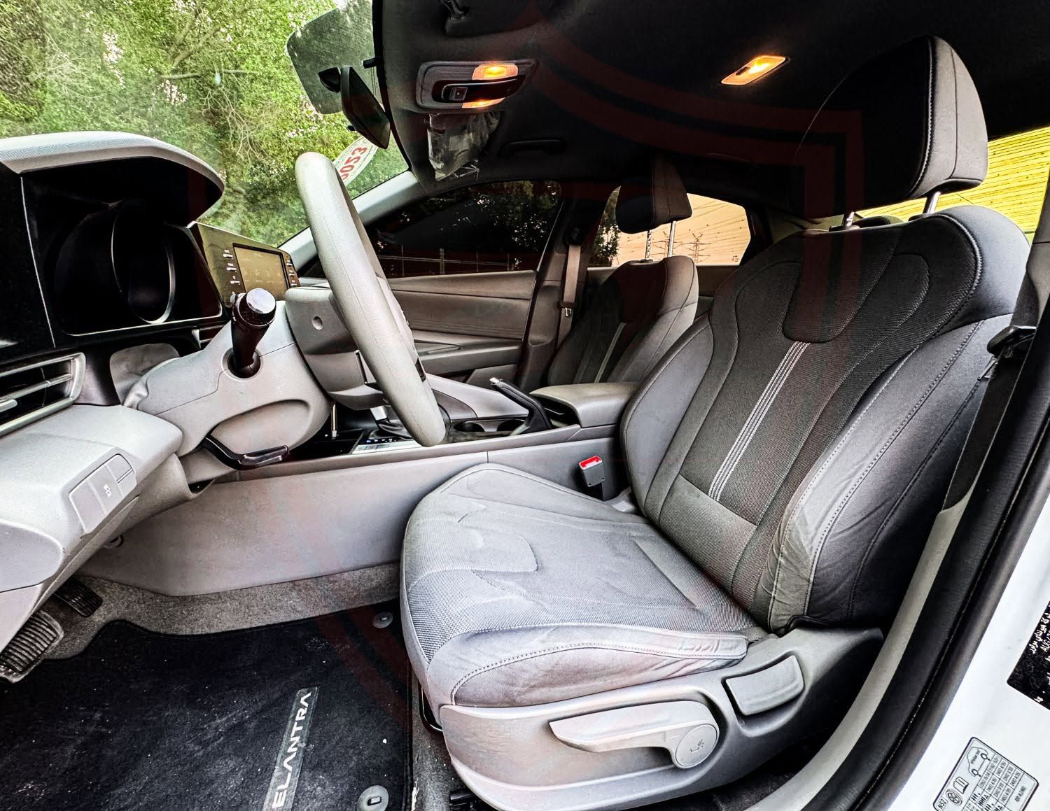 2023 Hyundai Elantra photo 3