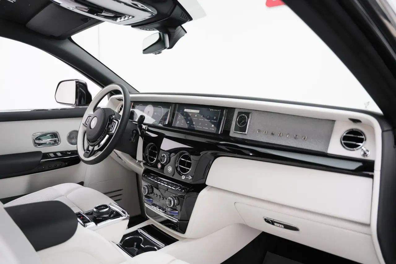 2026 Rolls-Royce Phantom photo 3
