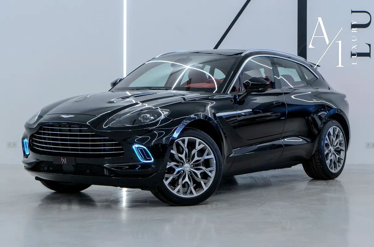 2024 Aston Martin DBX photo 2